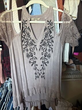 gimmicks by BKE Taupe Cold-Shoulder Embroidered Lace Sleeve Tunic